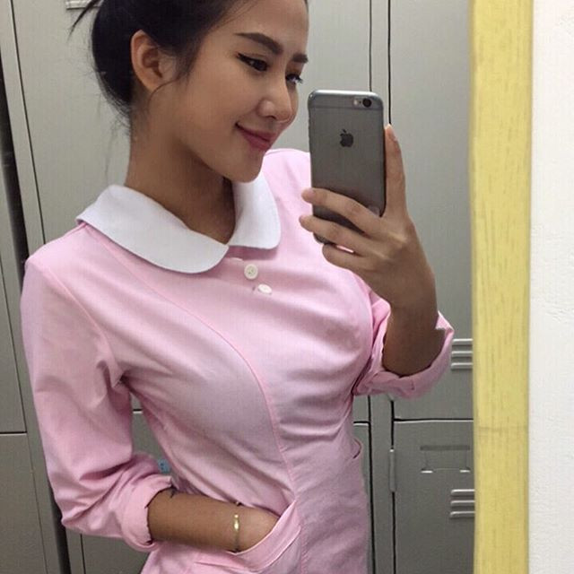 Không chỉ dừng lại với những nét đẹp đến từ khuôn mặt và nụ cười “gây nhớ”, nữ y tá 9X gây bão trong cộng đồng mạng vừa qua còn khiến nhiều người bất ngờ khi khoe những đường cong cơ thể cực quyến rũ trong những bộ đồ thời trang cắt xẻ táo bạo.