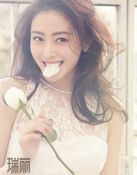 Cô nàng sở hữu gương mặt sáng, nhan sắc ngọt ngào với những đường nét đẹp hoàn hảo.