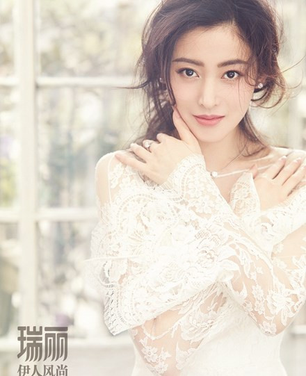Nổi tiếng quá nhanh, nữ diễn viên xinh đẹp không tránh khỏi những thị phi. Cô bị đồn đã nhờ cậy phẫu thuật thẩm mỹ chỉnh sửa sắc đẹp và chèn ép đồng nghiệp để tranh giành vai diễn trong phim "Vũ động càn khôn".