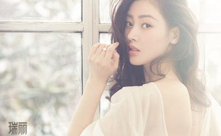 Dù diễn xuất chưa được đánh giá cao nhưng tên tuổi cô nàng vẫn lên như "diều gặp gió".
