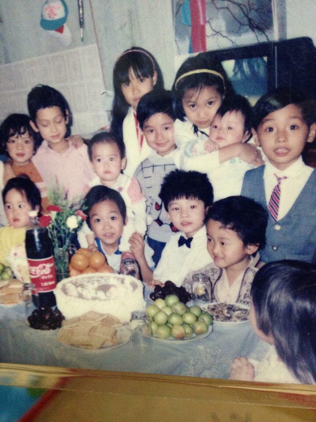 Thực phẩm trong ngày sinh nhật hồi xưa cũng khá đơn giản, đám trẻ ngồi quây thành vòng tròn, bên bánh sinh nhật cắm nến và vài ba đĩa hoa quả, bánh kẹo.