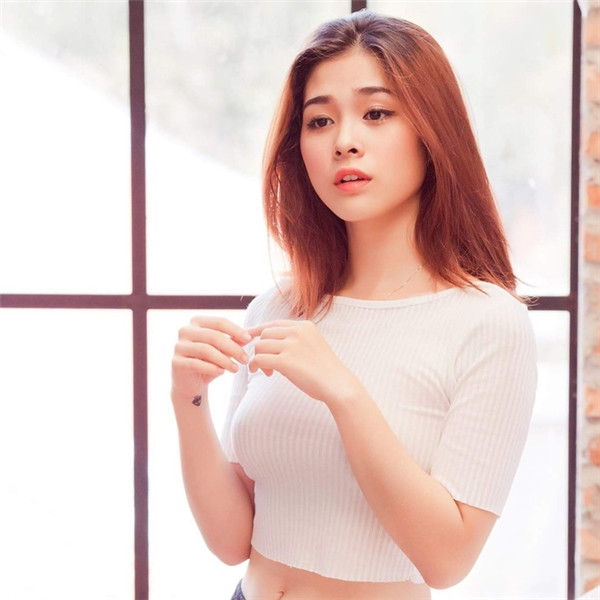 Nguyễn Phương Quỳnh được biết đến là nữ diễn viên 9X Sài thành vừa qua đã hút hồn dân mạng bằng vẻ đẹp đầy nữ tính với mái tóc dài dịu dàng, khuôn mặt dễ thương với ngũ quan chỉnh tề.