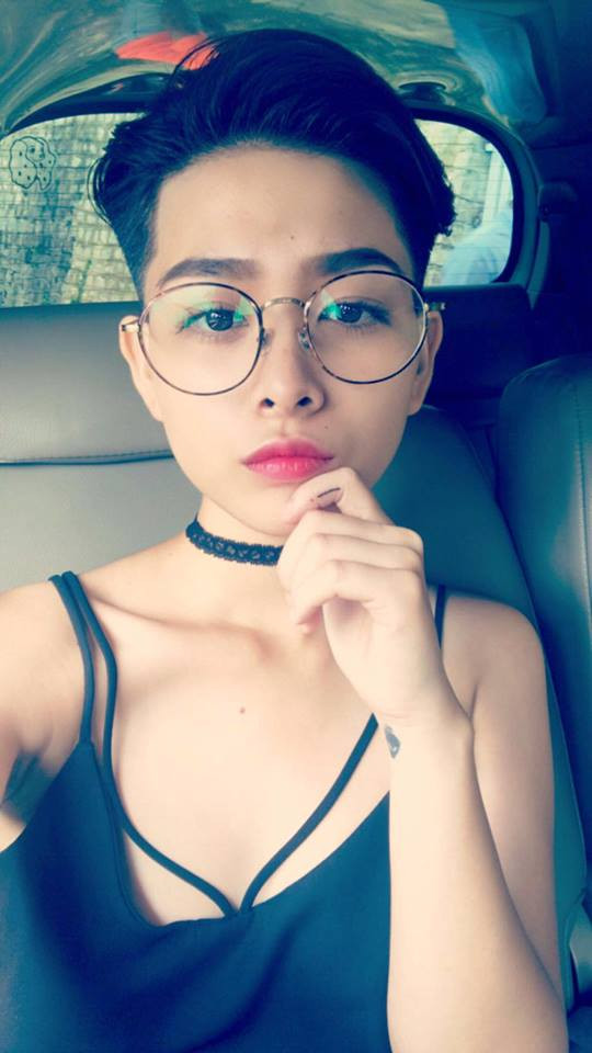 Mặc dù đã biến đổi táo bạo nhưng vẻ đẹp của Phương Quỳnh vẫn không hề suy đổi bởi cô nàng vốn sở hữu làn da trắng, khuôn mặt nhỏ nhắn cùng đôi mắt to tròn và khuôn miệng trái tim cực xinh.