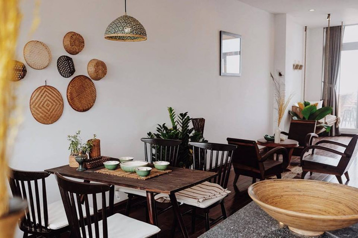 Homestay Au Frais được xây dựng trên mặt bằng rồng gần 200m2 và trong đó, chủ nhân của nó đã sử dụng tới 150m2 để làm 2 phòng ngủ với đầy đủ tiện nghi và một ban công nhìn hướng thẳng ra hồ Tây thơ mộng.