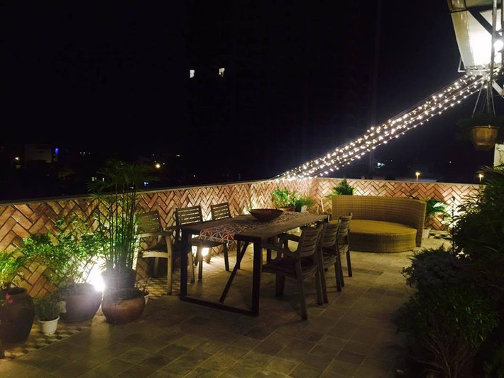 Trong căn hộ là vậy, nhưng sự tươi mới mà tĩnh lặng của homestay Au Frais được tô điểm bởi vườn cây xanh và hoa đầy màu sắc ngoài ban công, tất cả cộng hưởng đem lại một thế giới thực sự tĩnh lặng với những khoảnh khắc thư giãn tuyệt vời.
