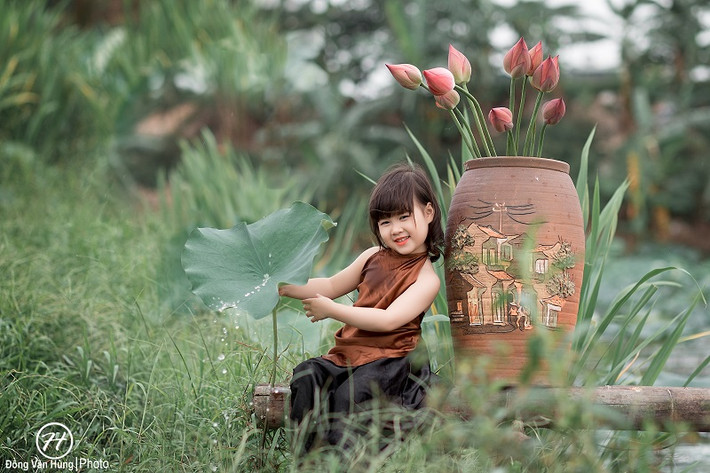 Vừa qua, dân mạng chết mê với sự dễ thương trong bộ ảnh áo yếm bên hồ sen của bé Lê Trần Ngọc Anh (5 tuổi) đến từ Thạch Thất - Hà Nội. Ảnh trong bài: Đồng Văn Hùng Photography.