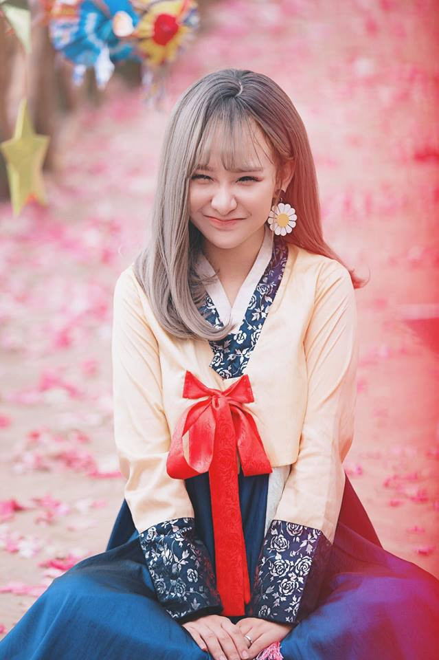 Trong bộ ảnh đón Trung thu của mình, Yến Tatoo đã diện 2 phong cách hoàn toàn khác nhau, đầu tiên là chiếc váy sườn xám màu đỏ cùng chiếc đèn lồng làm đạo cụ để "diễn sâu", trong cô bạn sinh năm 1996 này chẳng kém cạnh gì các mỹ nhân Trung Quốc.
