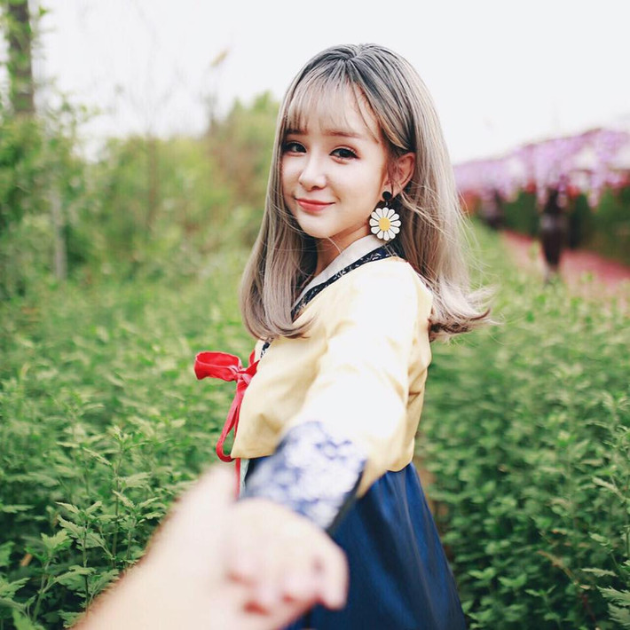Tham gia nghệ thuật sớm nhưng Yến Tatoo vẫn sở hữu thành tích học tập đáng nể khi đạt danh hiệu học sinh giỏi trong suốt 12 năm ngồi trên ghế nhà trường. Ảnh sử dụng trong bài: FBNV.