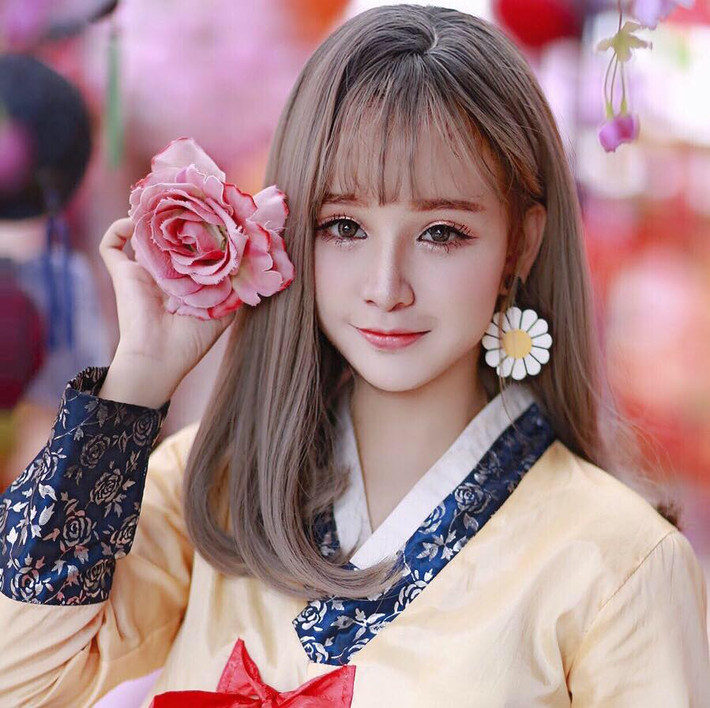 Yến Tatoo đã đạt được nhiều thành tích đáng nể qua các cuộc thi: giải vô địch toàn khu vực Bắc Trung bộ cuộc thi BeU honda về âm nhạc, cũng trong năm ấy cô từng góp mặt trong top 7 team Mỹ Tâm ở cuộc thi Giọng hát Việt 2015.