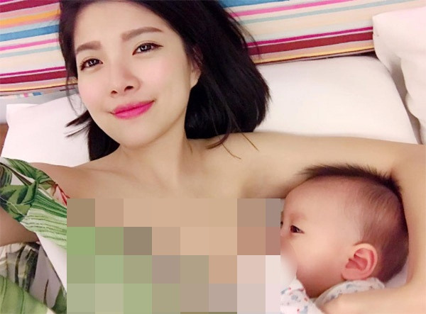 Có thể nói, sau sinh và cho con bú đối với những bà mẹ là khoảng thời gian thực sự khủng hoảng, đặc biệt là họ phải đối mặt với sự xuống dốc về nhan sắc. Tuy nhiên, với bà mẹ bỉm sữa người Đài Loan này, giai đoạn sau sinh, chăm sóc con nhỏ với cô lại tràn ngập niềm vui. Cô nàng này vừa vừa cho con bú vừa selfie và đăng lên mạng một bức ảnh thể hiện rõ niềm vui, sự thoải mái cũng như niềm hạnh phúc của mình. Ảnh trong bài: Ettoda.