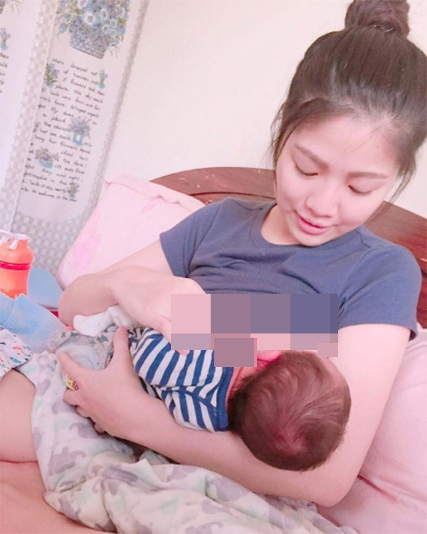 Zhang Yu En làm chao đảo cộng đồng mạng vì những bức ảnh vừa cho con bú vừa selfie khoe nét thanh xuân phơi phới như gái chưa chồng của mình.