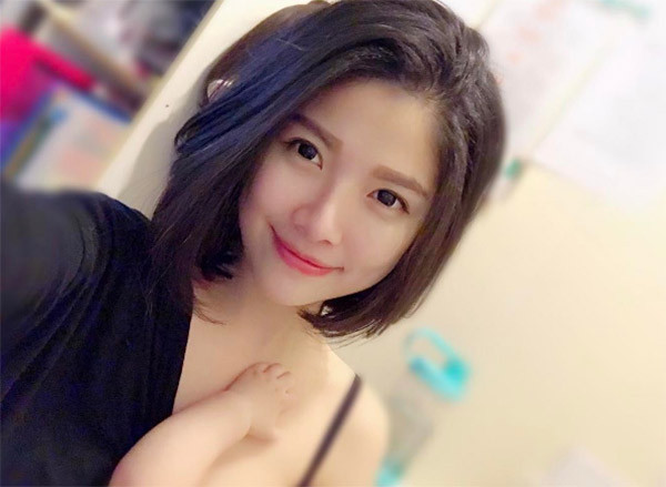 Người mẹ trẻ Đài Loan được nhắc tới vừa cho con bú vừa selfie đó là Zhang Yu En hiện sinh sống tại Cao Hùng và vừa hạ sinh cậu con trai vào ngày 19/10/2016.