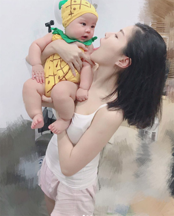 Tuy nhiên, cũng có không it người dèm pha rằng bà mẹ trẻ này mê sống ảo, vì khi cho con bú, thay vì trò chuyện, tương tác và âu yếm đứa trẻ, cô lại chụp ảnh rồi đem lên mạng câu like. Ảnh trong bài: Ettoda.