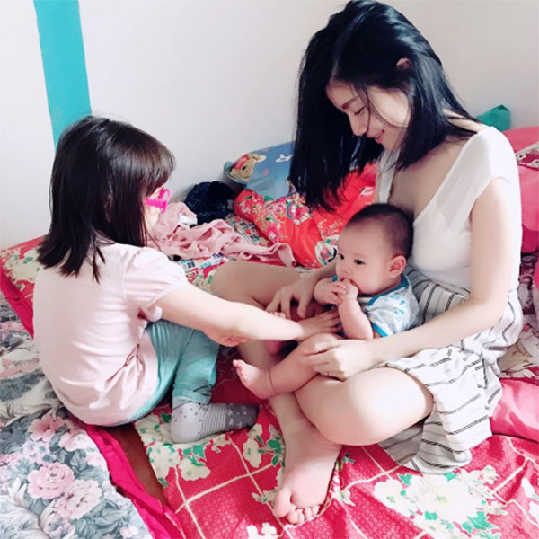 Sau khi những bức ảnh vừa cho con bú vừa selfie được lan truyền, Yu En đã trở thành cái tên khá nổi tiếng trên mạng xã hội Instagram khi tài khoản cá nhân của cô thu hút tới 23 nghìn người theo dõi.