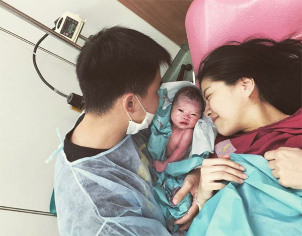 Chồng của Yu En làm việc trong lĩnh vực buôn bán ô tô nhập khẩu nên kinh tế gia đình cũng có phần khá giả, cô nàng không phải lo nghĩ nhiều về vấn đề tài chính.