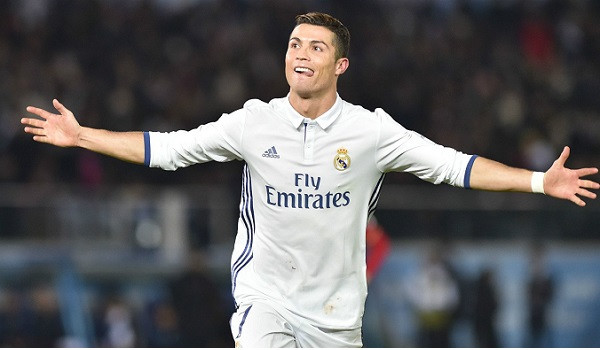 Xong tương lai Ronaldo: Tờ AS đưa tin, Cristiano Ronaldo đã quyết ở lại Real Madrid. Trước những lời khuyên của toàn đội Real Madrid, cầu thủ 32 tuổi đã quyết định ở lại với sân Bernabeu. Ronaldo cảm thấy háo hức với các hoạt động chuyển nhượng của Real trong khi trong kế hoạch của CLB cho mùa giải 2017/18, Ronaldo vẫn là trọng tâm. Ảnh: AS