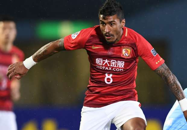 Neymar thuyết phục Barca ký với Paulinho: Theo thông tin chuyển nhượng cầu thủ từ đài Cadena SER, Barca đang cân nhắc chi thêm tiền để ký với Paulinho, sau lời chào giá 17 triệu bảng bị đại diện Trung Quốc, Guangzhou Evergrande từ chối. Điều khoản giải phóng trong hợp đồng của tiền vệ 28 tuổi là 35 triệu bảng, nhưng đội bóng xứ Catalan tất nhiên không muốn chi ra đến ngần ấy. Sau giai đoạn không thành công cùng Tottenham, Paulinho đã hồi sinh trên sân bóng ở đất nước đông dân nhất thế giới. Ảnh: Goal
