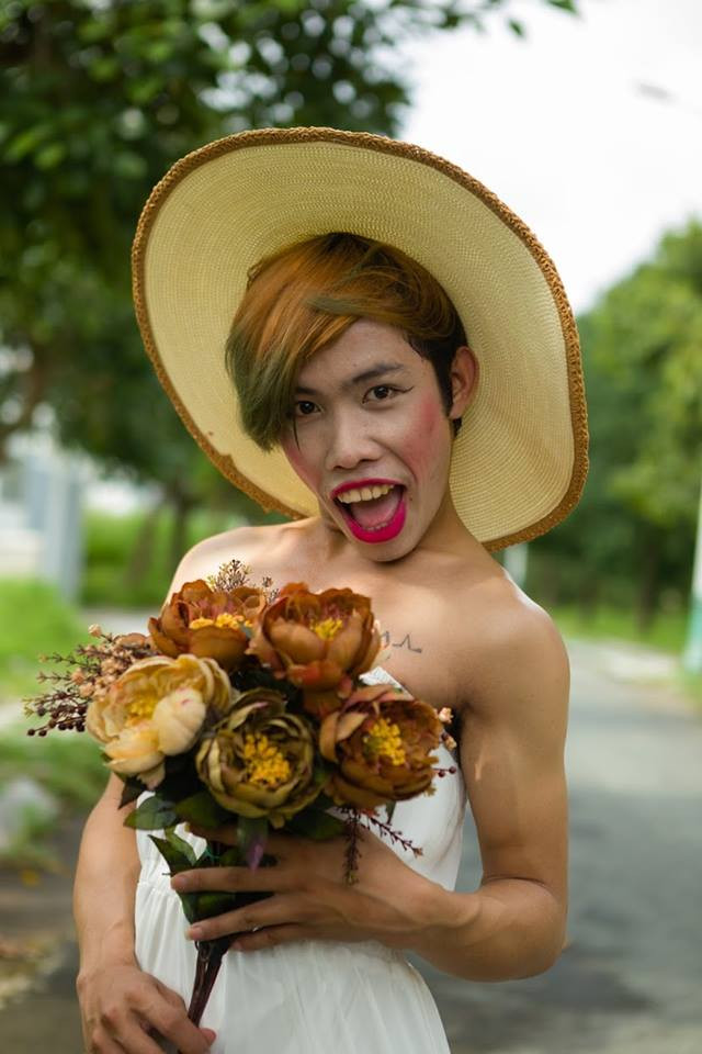 Chưa dừng lại ở đó, thảm họa mạng xã hội Tùng Sơn còn tiếp tục gây chấn động bằng thông tin sẽ bước chân vào showbiz với những sản phẩm âm nhạc bằng chất giọng the thé, chẳng ra âm vực gì. Đặc biệt, tại các sự kiện mang tính "nhảm" anh chàng người Trà Vinh xuất hiện mang đến nhiều ánh mắt tò mò cho nhiều người.