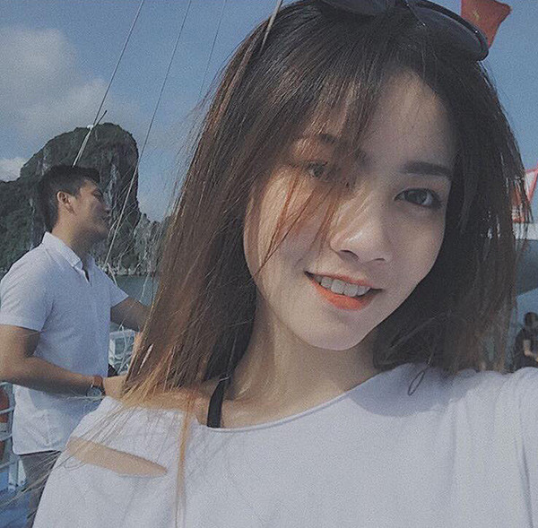 Sở hữu gương mặt đẹp với nhiều đường nét mà các "bông hồng lai" trước đây sở hữu, Vân Giang bị tưởng nhầm là con lai. Nhưng thực chất, cô bạn 10X này là người Việt 100%.