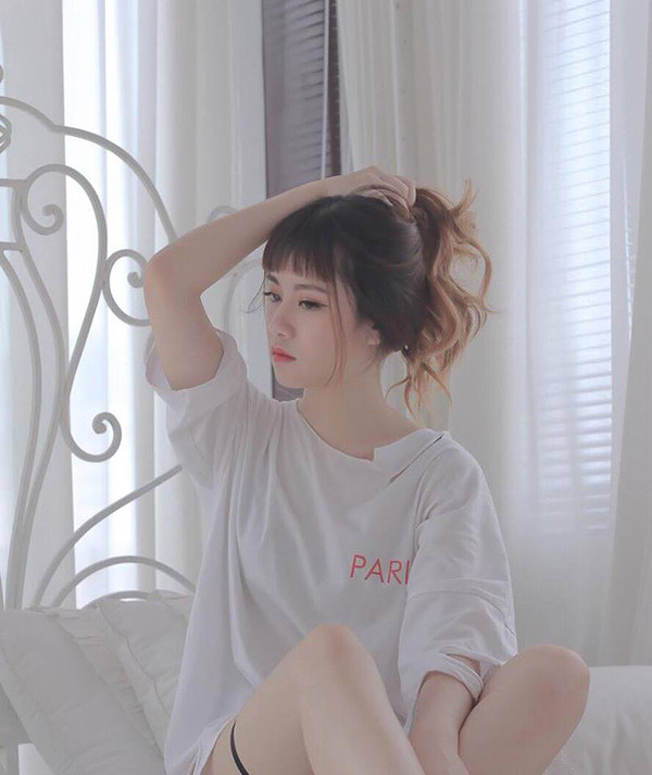 Cô nàng được nhắc tới đó là Nguyễn Thị Vân Giang (sinh năm 2000), hiện là học sinh trường Marie Curie. Trước khi những hình ảnh cá nhân được chia sẻ lên page, nữ sinh 10X Hà thành này là một trong những gương mặt nhận được quan tâm bởi gương mặt xinh xắn cùng gu thời trang táo bạo của mình.