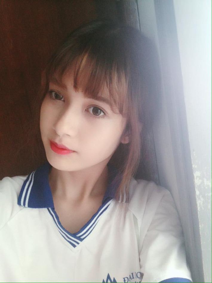 Những bức ảnh của Anh Thư đã được các dân mạng đăng tải trên fanpage dành cho những người mê gái đẹp, ngay sau đó những bức ảnh của nữ sinh viên này đã lan truyền rất nhanh, thu hút sự quan tâm và chú ý của cộng đồng mạng. Kèm với đó là những lời khen "có cánh" dành cho nhan sắc của cô.