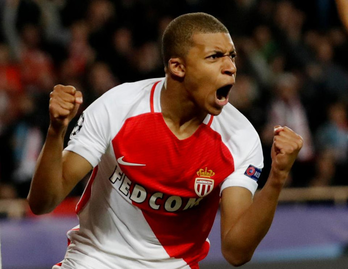 Real Madrid phá vỡ kỉ lục chuyển nhượng vì Mbappe: Tờ báo thể thao hàng đầu của Pháp L’Equipe khẳng định, Real Madrid sẵn sàng thực hiện thương vụ điên rồ với Kylian Mbappe bằng cách lập kỷ lục thế giới. “80, 90, 100 triệu euro,... Real Madrid muốn xua đuổi những đối thủ khác muốn có Mbappe,” tờ báo Pháp cho biết khi nói về việc tiền đạo của Monaco trở thành món hàng “hot” vào mùa hè này.