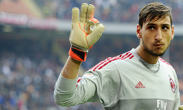 Raiola gây sức ép cho Milan vì Donnarumma: La Gazzetta dello Sport cho biết, Raiola yêu cầu AC Milan tăng cho Donnarumma mức lương gấp 2000% mức lương hiện tại. Thủ thành sinh năm 1999 hiện hưởng mức lương 160.000 euro/năm, và theo yêu sách từ Raiola, mức lương mới của anh (cùng bản hợp đồng 5 năm) sẽ là khoảng 3.2 triệu euro/năm. Ảnh: Marca.