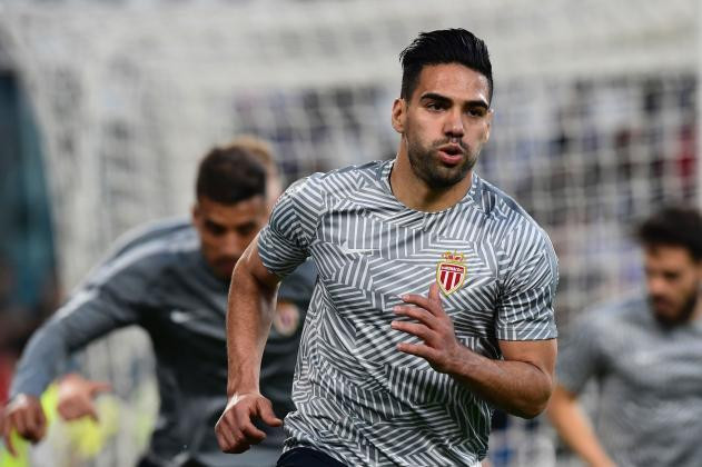 Milan bất ngờ muốn có Falcao: Theo báo giới Italia, GĐĐH của AC Milan, Marco Fassone đang liên hệ chiêu mộ Falcao sau khi gặp khó ở vụ Aubameyang, Andrea Belotti hay Diego Costa. Đáng chú ý, người đại diện của Falcao cũng là Jorge Mendes, người đã gặp gỡ khá nhiều với BLĐ AC Milan trong những năm qua. Ảnh: Goal