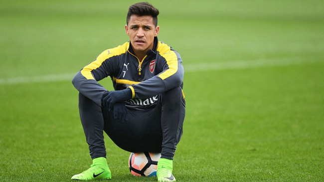 Alexis rời Arsenal vào hè năm sau: Theo thông tin chuyển nhượng bóng đá hàng ngày từ tờ Mirror, Alexis Sanchez sẵn sàng chấp nhận lập trường cứng rắn của HLV Arsene Wenger và sẽ chỉ rời Pháo thủ sau khi kết thúc hợp đồng vào tháng 06/2018. Khi đó, Sanchez sẽ ra đi với tư cách một cầu thủ tự do nên Arsenal sẽ không kiếm được một xu tiền chuyển nhượng nào từ thương vụ này. Ảnh: Mirror