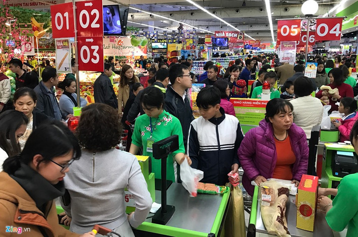 Quầy thanh toán đông đúc. Nhiều người chờ 30 phút mới tới lượt.