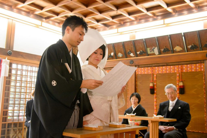 “Seishi soujo” là khi chú rể hoặc cô dâu (đôi khi cả hai) nói lời thề trước thần linh. Sau đó, các vu nữ sẽ múa để xin thần ban phước cho cặp đôi và gia đình họ. Cặp đôi còn dâng một nhành Tamagushi trước khi cúi đầu hai lần, vỗ tay hai lần và cúi đầu lần nữa để tỏ lòng biết ơn với các vị thần.