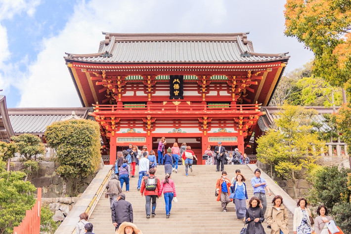 Đền Tsuruoka Hachimangu ở Kamakura có một hình thức đám cưới là “maiden shiki”. Trong đó, một số phần nghi lễ được thực hiện trước những người đang có mặt ở đền để họ chúc phúc cho cặp đôi. Du khách có thể tới đây để được trải nghiệm một phần nét văn hóa độc đáo này.