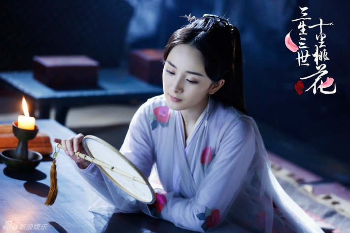 Xếp thứ hai là Dương Mịch. "Tứ hải bát hoang đệ nhất mỹ nhân" Bạch Thiển của Dương Mịch trong Tam sinh tam thế thập lý đào hoa từng khiến nhiều người "mất ăn mất ngủ" hồi đầu năm nay. Dương Mịch đã khẳng định được với khán giả, tuy tạo hình đơn giản nhưng vẫn giữ "khí chất ngời ngời" không thua kém bất kỳ mỹ nhân tiên hiệp nào.