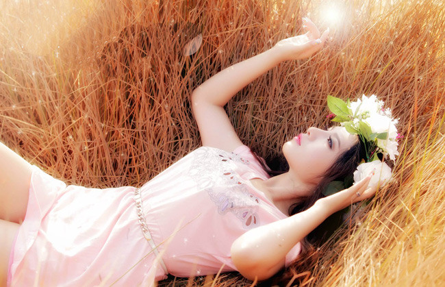 Lần mò vào trang cá nhân của Minh Trúc, nhiều người còn phát hiện ra rằng cô nàng thường xuyên đăng tải những shoot hình gợi cảm, tạo dáng để khoe ra khuôn mặt giống với "thiên thần tỷ tỷ" của điện ảnh Trung Quốc.