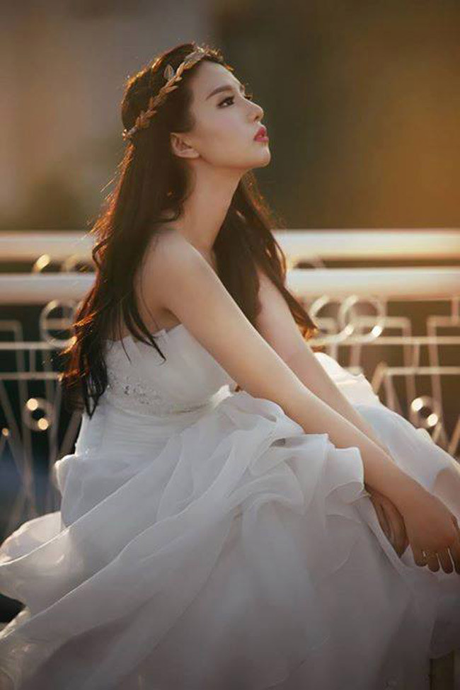 Vẻ mặt đượm buồn, lạnh lùng càng khiến Minh Trúc giống mỹ nhân Hoa ngữ.