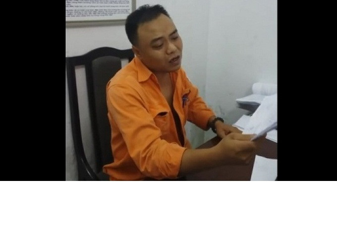 Nam nhân viên này mặc đồng phục công nhân ngành điện, phanh áo ngực, có thái độ, cử chỉ thô lỗ... Thậm chí, sau khi tranh cãi, anh này còn lăng mạ, dọa đánh khách hàng. Ngay sau đó, đoạn clip ghi lại cảnh tượng trên được phát tán rộng rãi, khiến ông Lương Văn Quý - Giám đốc điện lực Hai Bà Trưng khi đó cho biết đã có công văn chính thức xin lỗi khách hàng và ra quyết định đình chỉ công tác đối với công nhân có hành vi lỗ mãng trên.