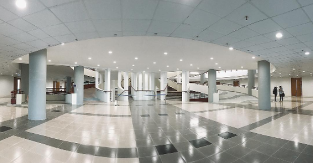 Nói không quá thì "tòa nhà thế kỷ" chính là sự tự hào của sinh viên Kinh tế Quốc dân và nó là sản phẩm được chờ đợi sau 13 thi công và hoàn thiện.