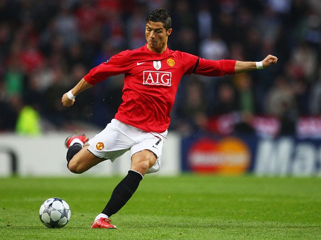 Ronaldo về Ngoại hạng Anh: Theo tin chuyển nhượng bóng đá mới nhất từ tờ báo Tây Ban Nha Don Balon, Cristiano Ronaldo sẽ sớm rời khỏi Real Madrid để đến Ngoại hạng Anh thi đấu nhưng không phải M.U mà là cho Chelsea. Ảnh: Don Balon