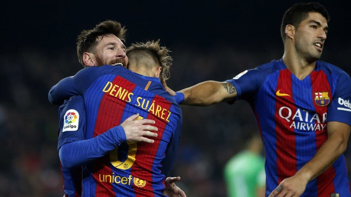 Suarez xác nhận Barcelona đang cố bán mình: Cụ thể chia sẻ trên tờ El Mundo Deportivo, cầu thủ 23 tuổi này đã cho biết: "Giấc mơ của tôi đó là được thi đấu trong màu áo của Barcelona thật nhiều năm. Tôi hoàn toàn không có ý định ra đi." Ảnh: El Mundo Deportivo
