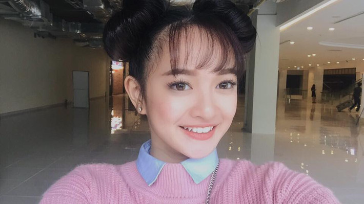 Không chỉ biết tới bằng những clip hát nhép của mình, mới đây Kaity Nguyễn còn mạnh dạn thử sức với nghiệp diễn xuất khi thủ vai Linh Đan trong bộ phim "Em chưa 18" của đạo diễn Kiều Minh Tuấn. Ảnh trong bài: Facebook nhân vật.