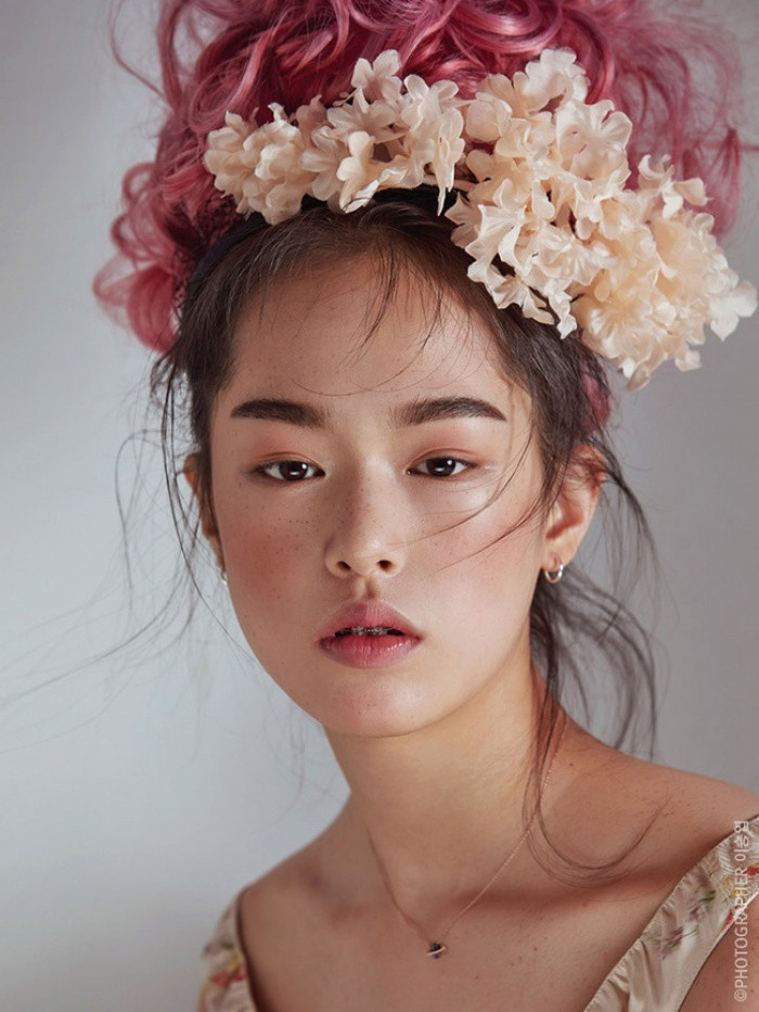 Hiện cô nàng là một trong những người mẫu teen tiềm năng nhất, tiếp bước thế hệ của Lee Sung Kyung.