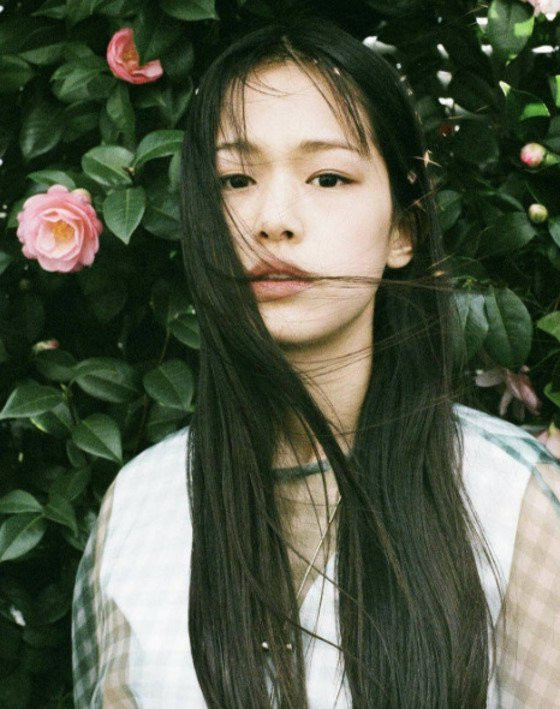 Cô người mẫu trẻ Hàn Quốc được nhắc tới có tên Han Sung Min. Dù còn rất trẻ tuổi nhưng cô gái xinh đẹp này đã được rất nhiều tạp chí lớn trên thế giới gửi lời mời cộng tác. Sở hữu thân hình thon gọn, khuôn mặt gợi cảm với đôi môi căng mọng quyến rũ, Han Sung Min khiến nhiều người bị chinh phục ngay từ lần ngắm đầu tiên.