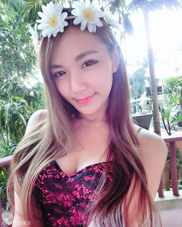 Không chỉ dùng thân hình đẹp của mình để mê hoặc người khác mà Bối Bối Nhi còn cũng chính nhan sắc thiên phú này để tạo cho mình sự nghiệp kinh doanh. Theo tìm hiểu của cư dân mạng, cô nàng hot girl người Malaysia này còn là bà chủ của một chuỗi cửa hàng thời trang chuyên về đồ lót và mỹ phẩm dành cho phái đẹp.