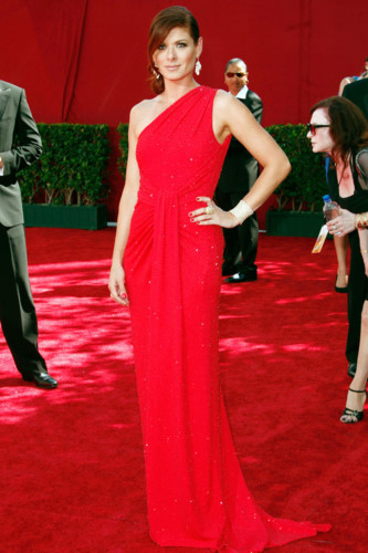 Trong lễ trao giải Emmy năm 2009, ngôi sao chương trình truyền hình Debra Messing diện chiếc váy đỏ lệch vai của hãng Michael Kors./.