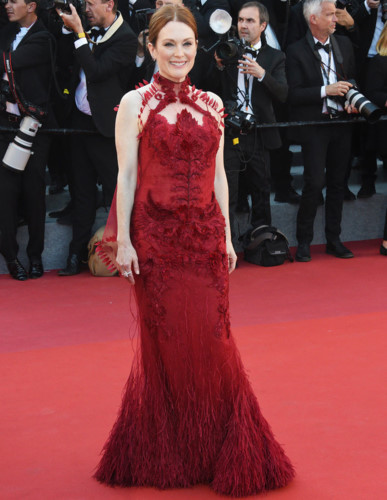 Nữ hoàng thảm đỏ, ngôi sao Hollywood - Julianne Moore xuất hiện ấn tượng với bộ váy đỏ của Givenchy Haute Couture lại LHP Cannes