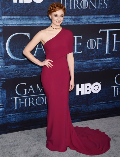 Diễn viên kiêm ngôi sao Hollywood của series phim "Game of Thrones" - Sophie Turner diện bộ váy bó sát kết hợp với chocker mạ vàng lấp lánh trong buổi ra mắt "Game of Thrones" phần 6.