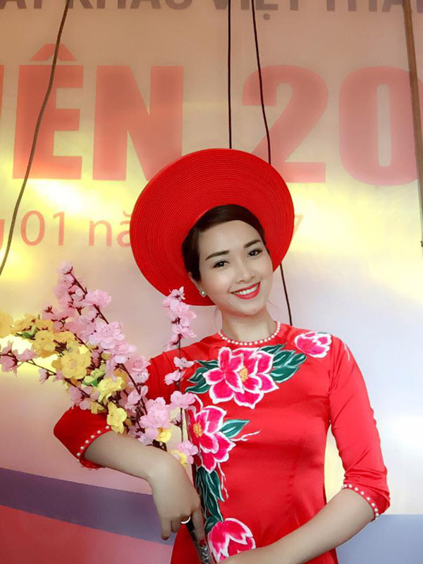 Một mình chăm hai đứa con thơ dại, không có trợ cấp từ gia đình chồng nên Khánh Ly đành phải cắn răng để con cho ông bà ngoại chăm sóc, còn bản thân mình thì lao ra ngoài lăn lộn kiếm tiền.