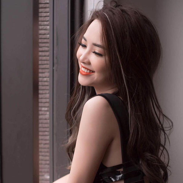 Sau khi bước sang tuổi 19, Khánh Ly đã được bố mẹ gả cho một người đàn ông mình không hề yêu và cũng từ cuộc hôn nhân mà chẳng có tình yêu đó, mà nữ vũ công 9X này phải bước vào 6 năm đầy nước mắt trước khi quyết định trở thành một "single mom" như ngày hôm nay.