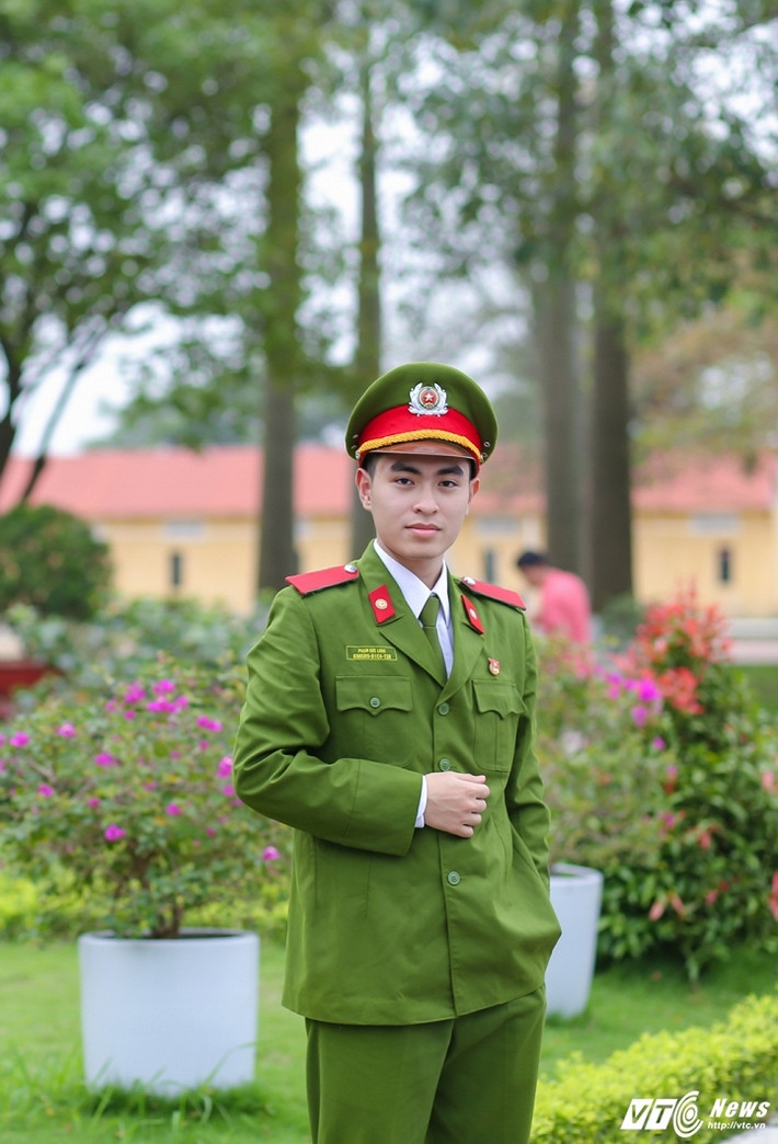 Nguyễn Tiến Đạt, sinh năm 1997. Tiến Đạt cao: 1m73, nặng: 63kg. Sở thích của nam sinh này là đi phượt, mua sắm, câu cá. Cậu có sở trường chơi đàn thể loại nhạc trẻ.