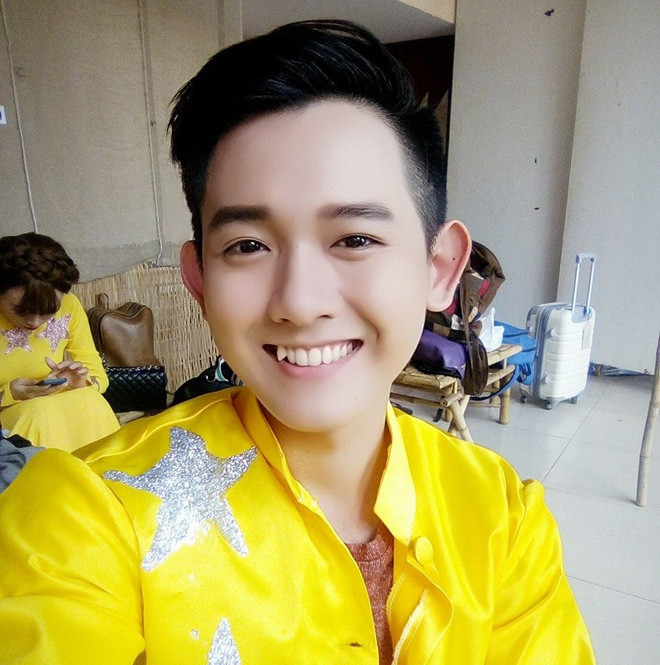 Sở hữu vẻ ngoài dễ thương với làn da trắng, khuôn mặt ưa nhìn, thân hình săn chắc, cộng thêm vào đó là chiếc răng khểnh khá duyên chính là điểm cộng giúp anh chàng 9X quê Tiền Giang nổi tiếng khắp cộng đồng mạng những ngày qua.